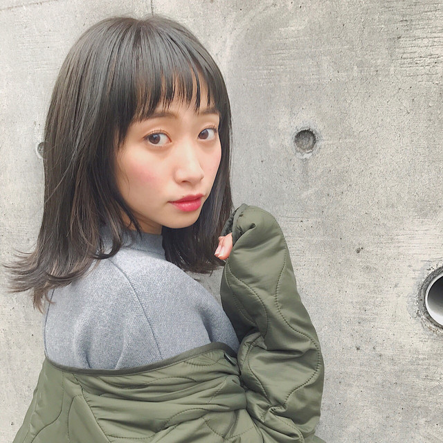 オリーブアッシュの髪色の女性