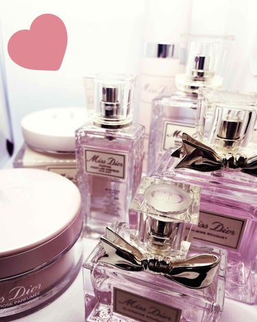 Dior ミス ディオール ブルーミング ボディ パウダーのクチコミ「Diorのmissdior シリーズ

香水はお家用と携帯用に大小持ってます。
ボディースプレ.....」（1枚目）