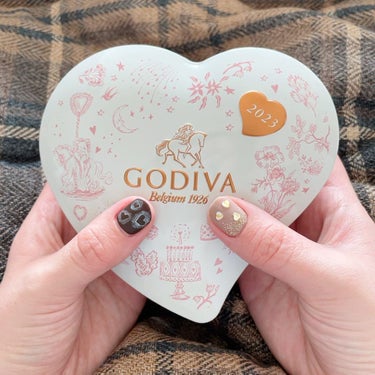 Happy Valentine 🍫💗

#セルフネイル部 #セルフネイル #nail #ウェディングネイル #バレンタインネイル #ハートネイル #行き場のない女子力