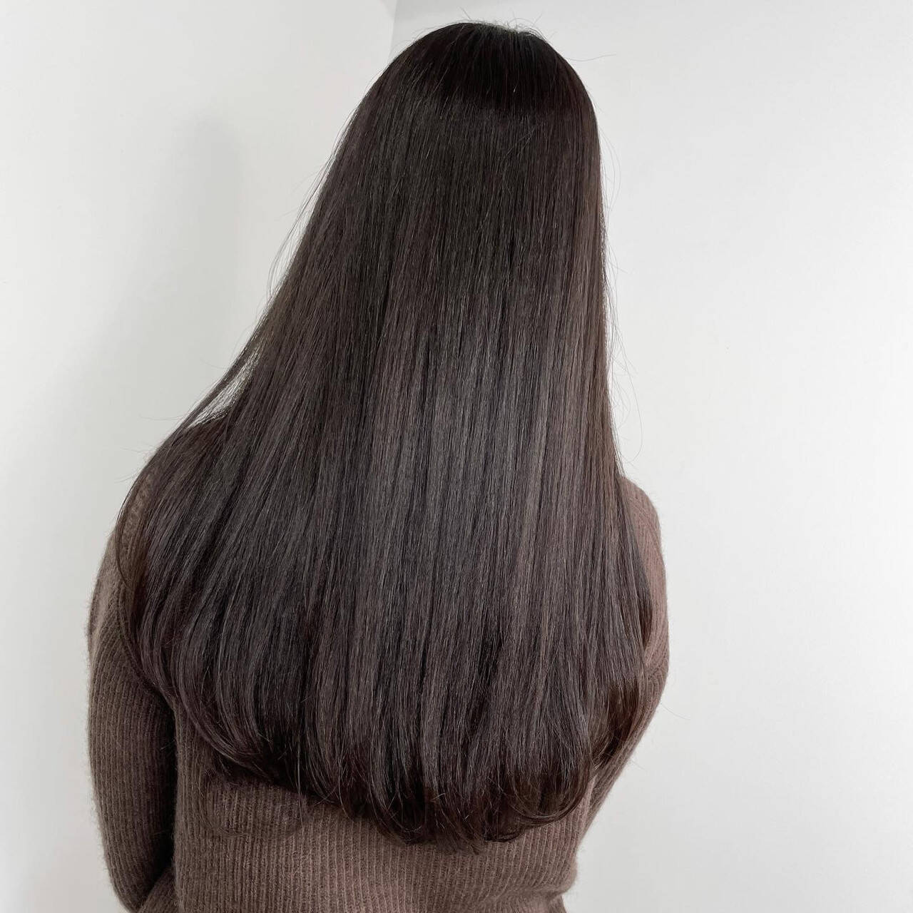 「黒系ヘアカラーは透明感が魅力♡おすすめ市販カラー剤や黒染めしないで黒くする方法を紹介」の画像（#561669）