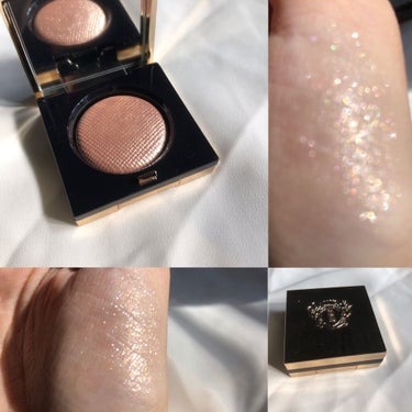 BOBBI BROWN リュクスアイシャドウ ムーンストーン

すごい綺麗なラメ。
思ってたより黄色みが強くて、涙袋に使うと浮いてしまう。ファンデがオークル系の時に使おうかな。