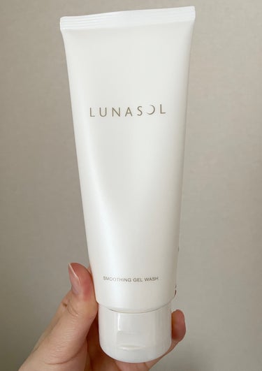 LUNASOL スムージングジェルウォッシュのクチコミ「【スムージングジェルウォッシュ】
泡立て不要のジェル洗顔🫧

顔を軽くぬらしてから直径2〜3セ.....」（1枚目）