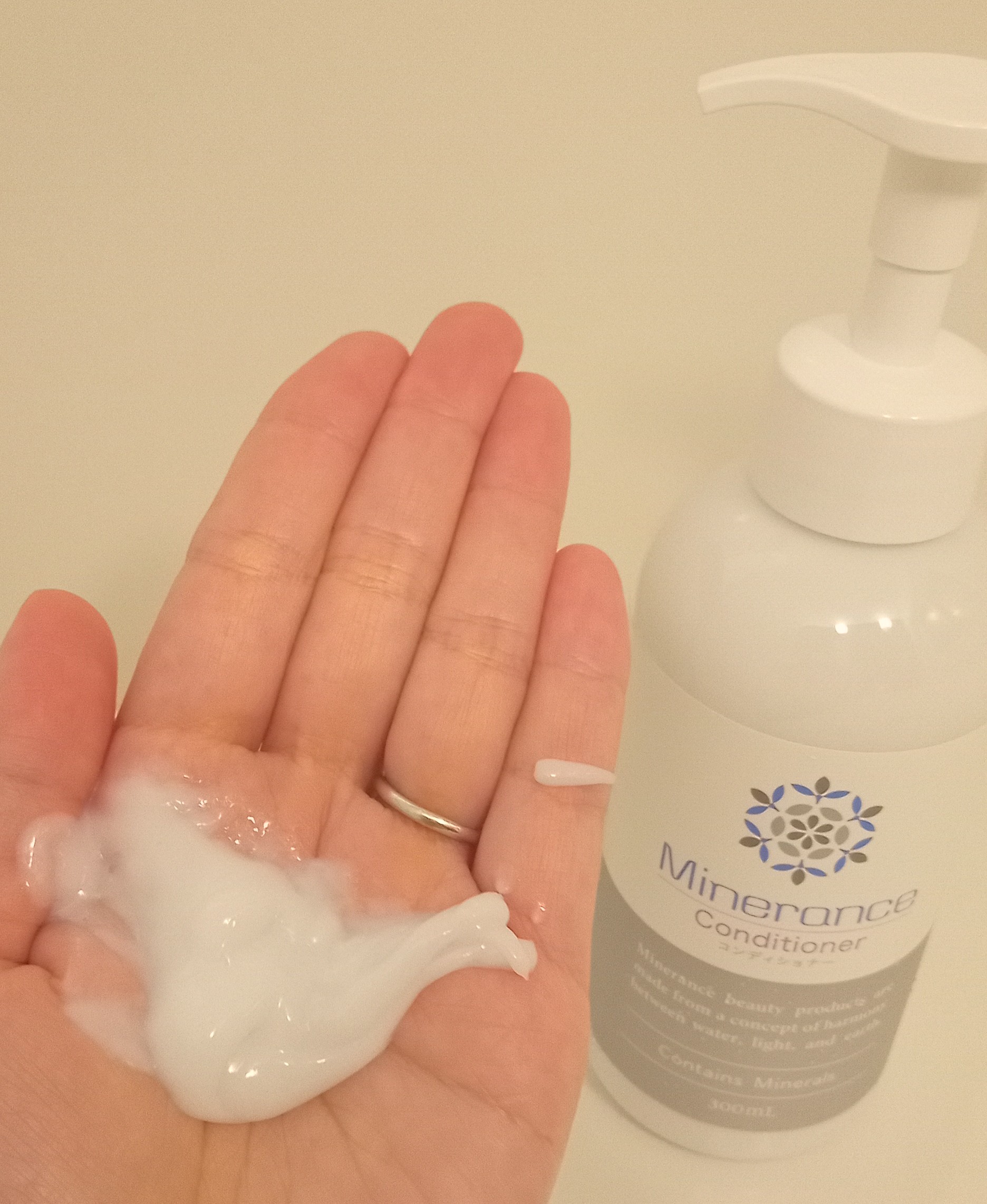 ミネランス コンディショナーのクチコミ「リラックスする香りで大人気の“サーキュエッセンス”と36種類以上のミネラルが入った“希望の命水.....」（2枚目）