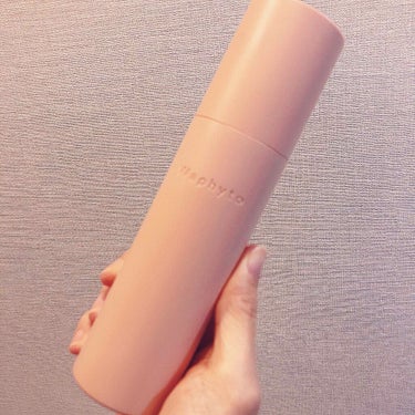 WaphytoのRegena Toner レジェナ トナーをプレゼントで頂きました🎁

はじめて手にするブランドさんの商品でしたが、
洗練されたパッケージにワクワクしました✨
　
　
フタを開けるとプッ