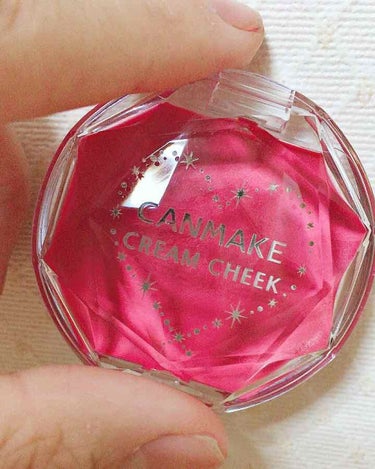 CANMAKE商品です！！

私は元々ほっぺがピンクなのであんまりチークをつかわないのですが、、笑笑

安いし可愛いので買っちゃいました！🙋🏼‍♀️

触った感じは固くて、発色もいいです😽

CANMA