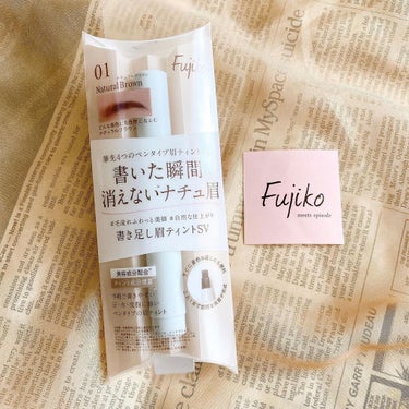 Fujiko フジコ
書き足し眉ティントSV
2g  1320円(税込)

眉ティントずっと使ってみたかったんですが、塗った後にペリッと剥がすタイプは敏感肌には不安だな…と🤔
それが今回のリニューアルで剥がさないタイプになったと知り、試してみたいと思っていました💕

-------------------------------------------
汗・水・皮脂に強い、リキッドペンタイプの手軽な眉ティントがリニューアル！
程よい固さでプレずに書ける。こだわりの4股フェルトが細くも太くも思いのままの美眉へ。

✔︎今、書いてもう消えない。理想のラインと立ち上げ美眉が可能に。
✔︎眉毛に優しい美容成分配合。眉毛に良いものをいれました。
✔︎ティント成分は植物由来だから安心して使えます。
✔︎ティント成分増量でキレイに発色
✔︎もっと、手軽で簡単。失敗しても消したり修正がラクラク。
-------------------------------------------

なんといっても、この4股のペン先が描きやすいんです👏🏻
ペン先部分を横にすると太めに、縦にすると細く描けて、自分の描きたい太さに調節可能🙆🏻‍♀️
日頃、眉中央〜眉尻に部分的に描き足すだけで十分なので、かなり助かっています☺️！
数回重ねることで、濃さを調節できるのも良いな〜と思いました🌸

また、塗ってから乾かす必要がないというのも便利です🌿
口コミを見ていると、1〜2時間程乾かした方が持ちが良いらしいです📝
次回そうしてみます😌

まだ使って3回ですが、肌が痒くなることはなかったです！
こればかりは人によると思うので、敏感な方はお控えください〜

今回使用した01ナチュラルブラウンは、どんな髪色・眉色にも合うので使いやすいと思います👌🏻
他にも、02赤みブラウンのモカブラウン、03少し暗めのグレーブラウンの全3色あるので、自分に合うカラーを探してみてください💁🏻‍♀️

#Fujiko#フジコ#書き足し眉ティントSV#書き足し眉ティント#眉ティント#眉メイク#アイブロウ#アイブロウメイク #夏のマストバイ  #わたしのお直し事情  #盛れるひと手間 の画像 その0