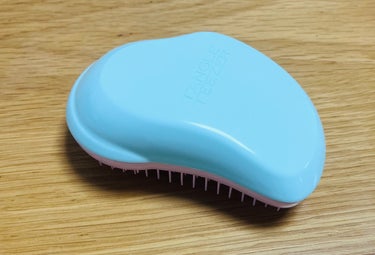  TANGLE TEEZER

ザ・オリジナル ノーマル

フェアリーミント

────────────

とにかく普通のブラシとは
全然違います😱

髪に絡みにくくて、使いやすくて
梳かすだけですぐサラサラになります✨

髪も纏まってくれて、癖が真っ直ぐに
なります◎

ヘアブラシは、こちらと濡れ髪タイプの
２つしか使っていません😳

使い心地が良く、
とても気に入っています🥰

丸洗い出来るのも良くて
とても衛生的です◎

よほどじゃない限り壊れたりもなく、
長く使えるのが嬉しいです☺️


#ヘアブラシ
#タングルティーザー
#髪サラサラ
#ブラシ_おすすめ
#ヘアケアグッズ
#ヘアケア
#お気に入りの画像 その0