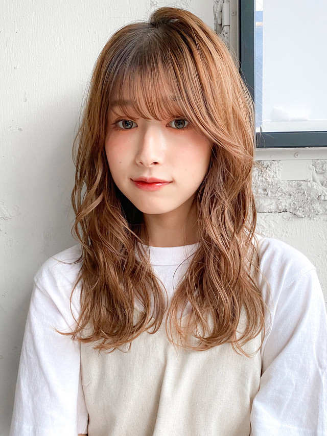 茶髪のセミロングヘア