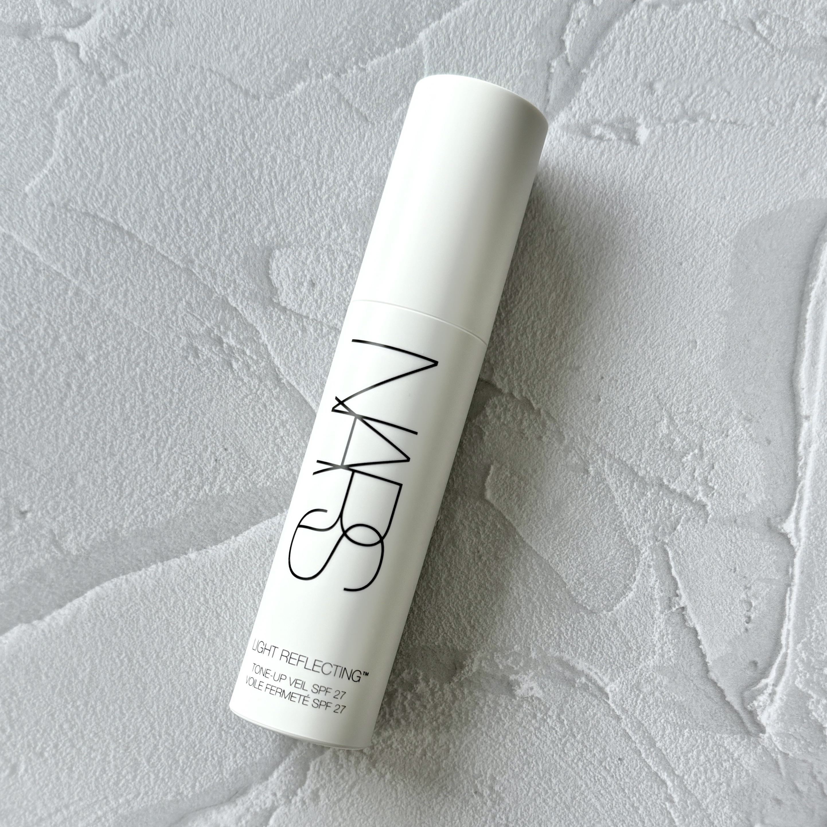 NARSの新作下地。

普段リフ粉を使っているので相性良いかなと思って購入したのですが、予想以上に良かったです。

近くで見ても塗った感がほとんどない程薄づきなのに、確実に毛穴やくすみ、赤みをカバーしてくれます。

ピンクベージュのようなカ