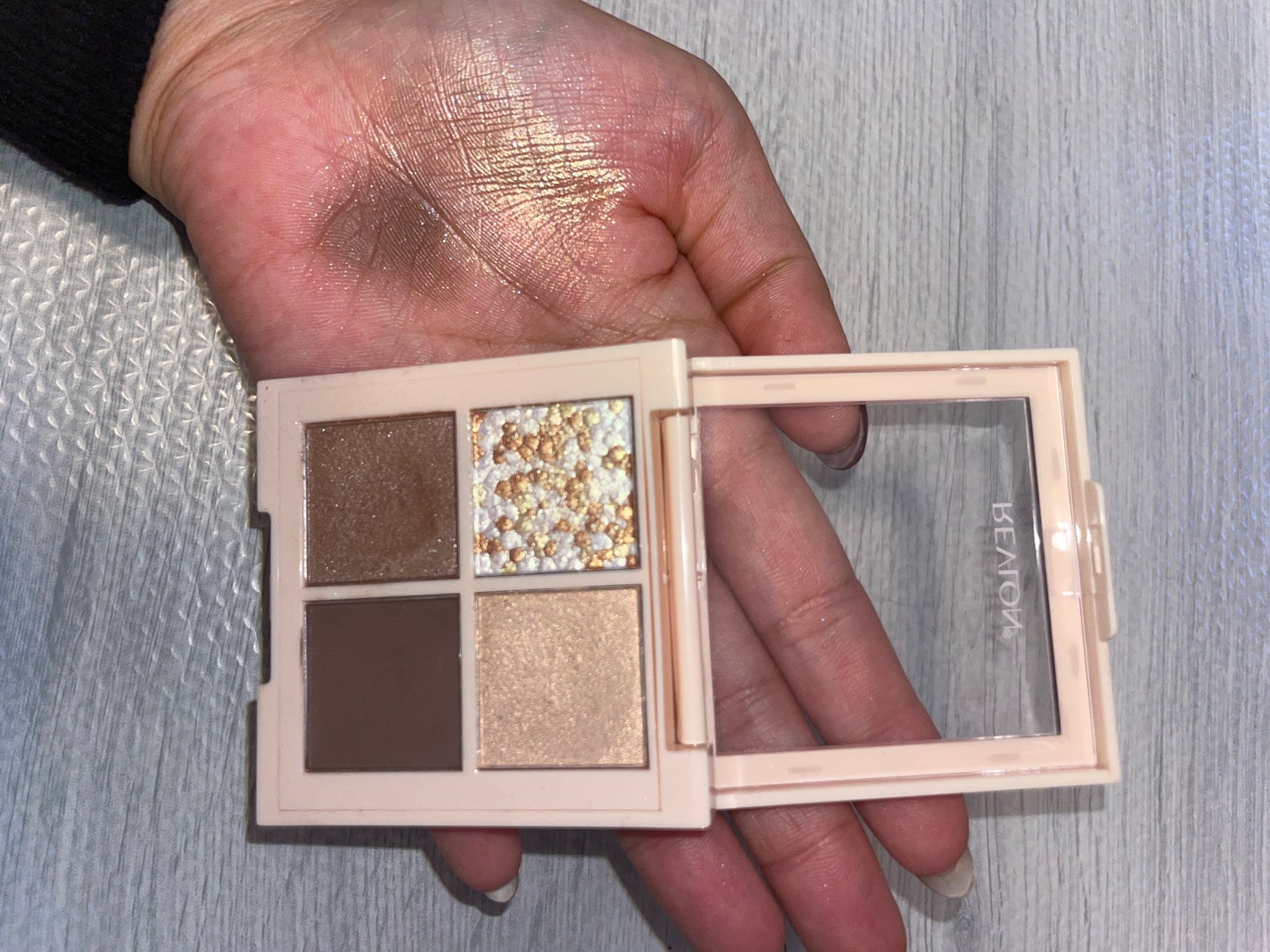 レブロン ダズル アイシャドウ クアッド/REVLON/アイシャドウパレットを使ったクチコミ(1枚目)