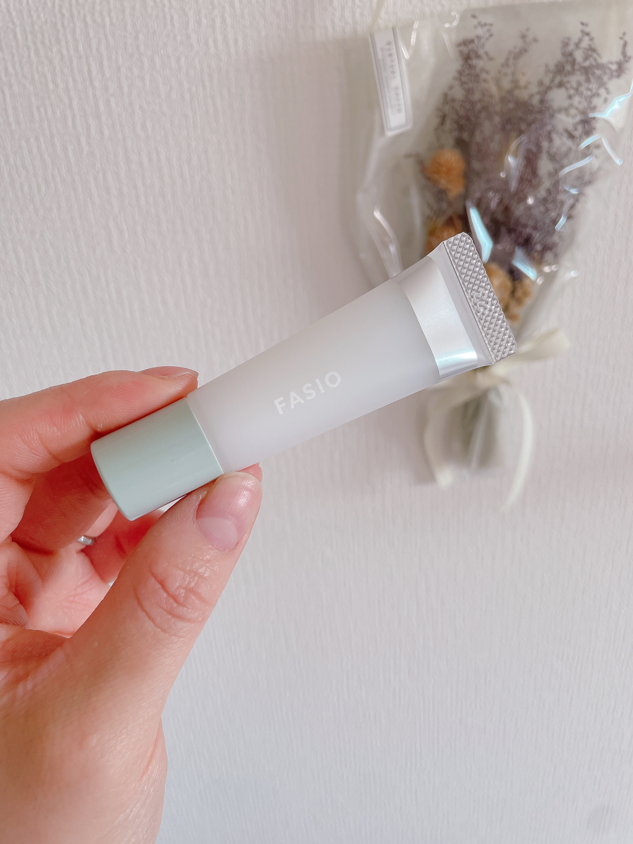 

こんにちは。
最近毛穴の開きが気になってきたので
FASIOポア スムース プライマー
00クリアホワイトを購入いたしました〜💪

米粒大×2をそれぞれ左右の三角ゾーンと
鼻にクルクルと塗り込んだだけで
ここまで目立たなくなるとは…
