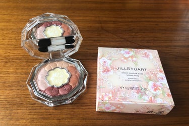 ねむです🌟


今日は#jillstuart の#ブルームクチュールアイズ の 11 sunflower shine の紹介です！


1枚目、2枚目は自然光、3枚目、4枚目は室内光で撮った写真です📸
