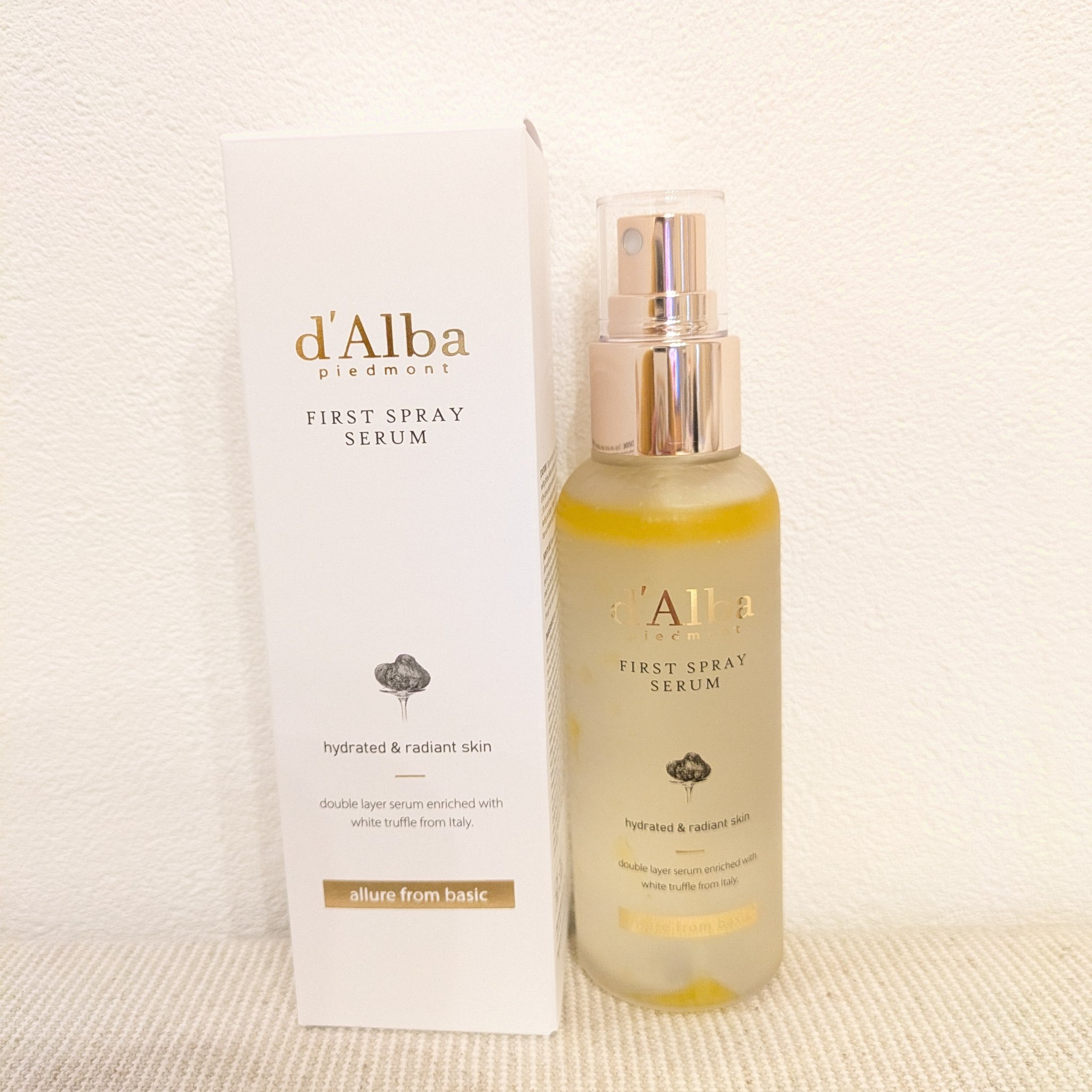 Qoo10のメガ割でダルバ ホワイトトリュフファーストスプレーセラムのセットを購入しました💕

化粧水をつける前にしっかり振ってから
顔から少し離して振りかけます。
オイルなのに全然ヌルつくことなくお顔にフィットして
あとからつける化粧水