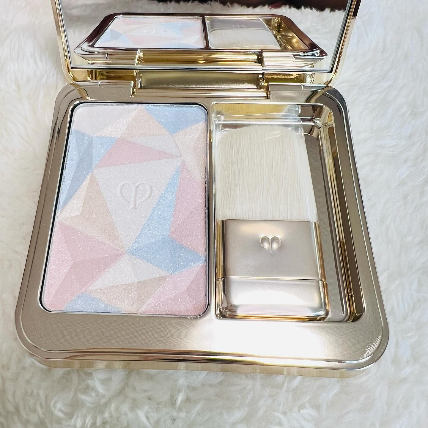 ル・レオスールデクラ /クレ・ド・ポー ボーテ/パウダーハイライトを使ったクチコミ（2枚目）