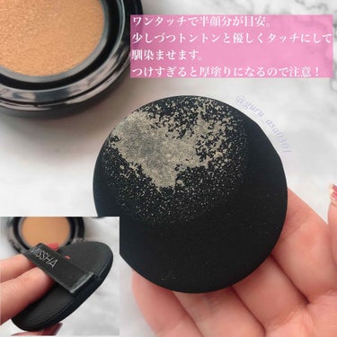 MISSHA/ミシャ 
M クッション ファンデーション（ネオカバー）
SPF50+,PA+++  1,800円+税 

ミシャのクッションファンデは、全種類使ったことがありますが、仕上がり・崩れにくさともにネオカバーが1番好きでした😻

私のお肌と愛用下地にめっちゃ合う🔥
（皮脂量多めの混合肌）

🌼個人的Good Point🌼
✔︎厚塗り感がなく、自然なカバー力と艶感
✔︎毛穴落ちせず、崩れにくく、くすまない
✔︎表面がベタベタせず、季節によってはパウダー不要
✔︎トリプル美肌成分配合
・肌ダメージケア成分
（CICA、ナイアシンアミド）
・エイジングケア成分
（コラーゲン、プラセンタ）
・肌ひきしめ成分
（ビタミンC誘導体、緑茶の種オイル）

化粧下地なしで使用したら、早い段階で皮脂浮きしましたが、全体的に毛穴落ちがなく、汚い崩れ方はせず✨

皮脂テカリ防止下地&パウダー使ったら7時間ほど経った頃に皮脂浮きしたのでティッシュオフ。塗り直ししなくても気になりません😳

正直言ってミシャの他のクッション使った時は、仕上がりはどれも満足なのに、崩れ方やくすみが気になってたんですぅー😭

ネオカバーを1週間くらい使ってますが、仕上がりも綺麗で長時間崩れないことに毎回驚く。。。

メイク直しにも使ってみましたが、重ねて塗っても綺麗な仕上がりでした！

たっぷり塗ると厚塗り感が出て、崩れやすくもなるので、少しづつ優しくタッチして馴染ませた方がいいと思います♪

ネオカバーは日本限定発売で、日本人の肌になじみやすいオークルベースの色展開だそうです。
〈全2色〉
21号 明るい肌色
23号 自然な肌色←使用したカラー

普段標準色を使ってますが、23号でも気持ち
明るいような🤔

色展開がもっと多かったらいいなぁと思いましたが、コストがかかりお値段が上がるのであればこのままでいいです、わたし😂

コスパも含めてとっても気に入りました💓
それにしても素の手が真っ赤ね🤣

今回HOT PEPPER beauty cosme様を通して
プレゼントしていただきました🙌

提供でも、正直にレビューしてしまいますが、これはほんとに私にぴったり！！

初めて買った韓国コスメがミシャのBBクリームだったのを思い出す←はるか昔。懐かしい思い出が蘇ります🤣

合わせた下地→マキアージュ 
ドラマティックスキンセンサーベース EX


#韓国コスメ#ミシャクッションファンデ #ミシャ#missha#ネオカバー#クッションファンデ#ファンデーション#プチプラ#プチプラコスメの画像 その2