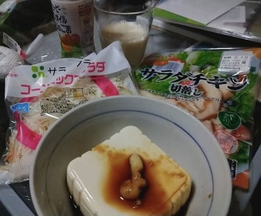 こんばんは。
最近の夕食を紹介します。

サラダチキン。
ミックスサラダ。(ドレッシングはノンオイル)
豆腐。
豆乳。
です😊💖

ダイエット中なので最近の夕食はこんな感じですね。
これで2kg減りまし