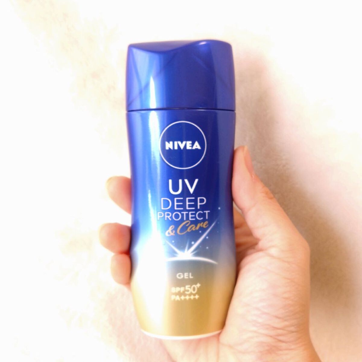 こちらは、日焼けによるシミ予防のUVジェルです。

強力紫外線をしっかりブロック。
80分間の耐水テストもクリアした“スーパーウォータープルーフ”なので、海やプール、スポーツ、レジャーにもオススメ。

美容液成分も配合されているので、日焼け