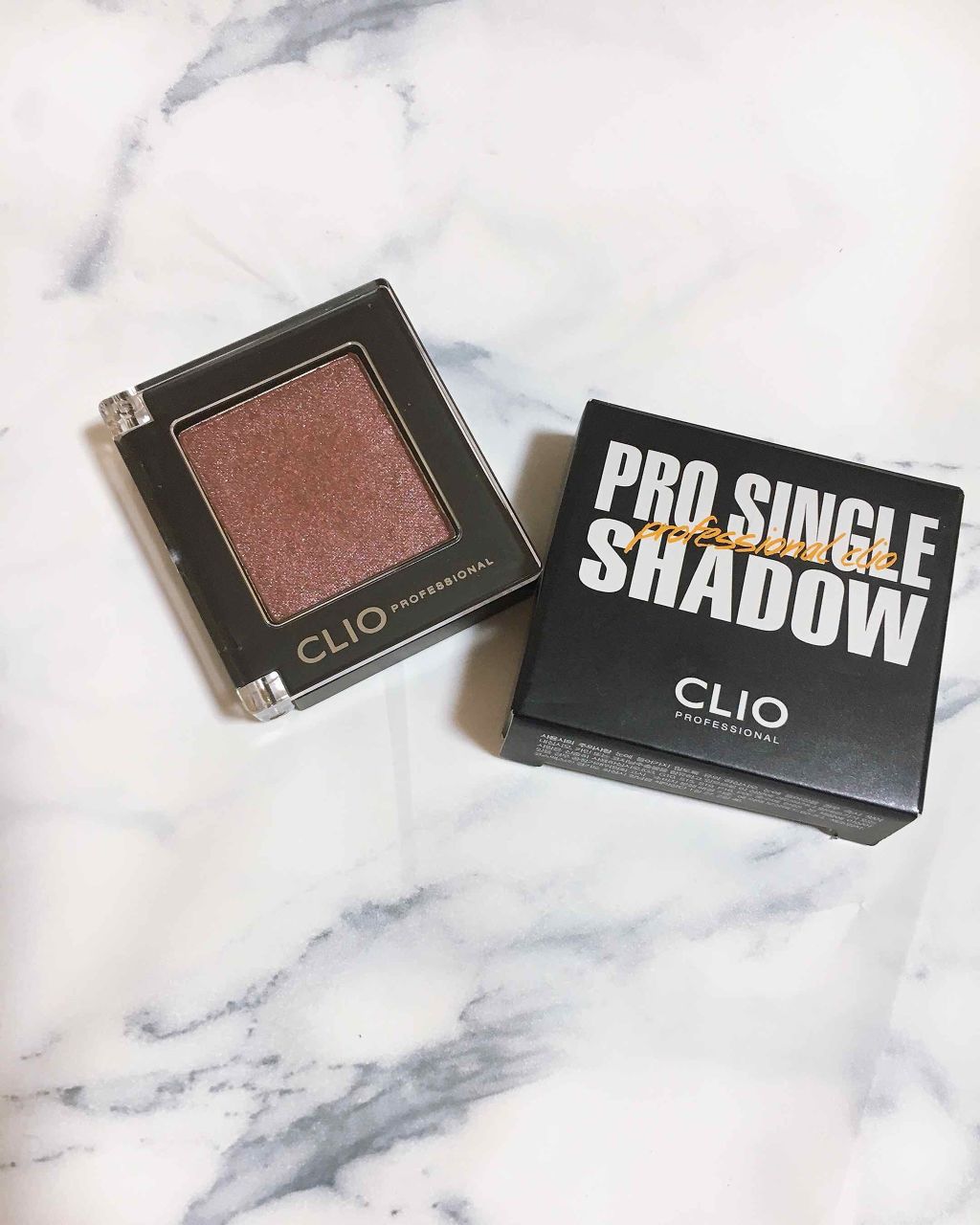 クリオのプロシングルシャドウP07

このシリーズだと有名なのはG10ですよね！
G10のラメが本当に綺麗でほかの色も気になったので購入してみました。
Pとなっていたのでパープルなのかな？と思っていたのですが、瞼に塗ってみるとパープル？ブラ