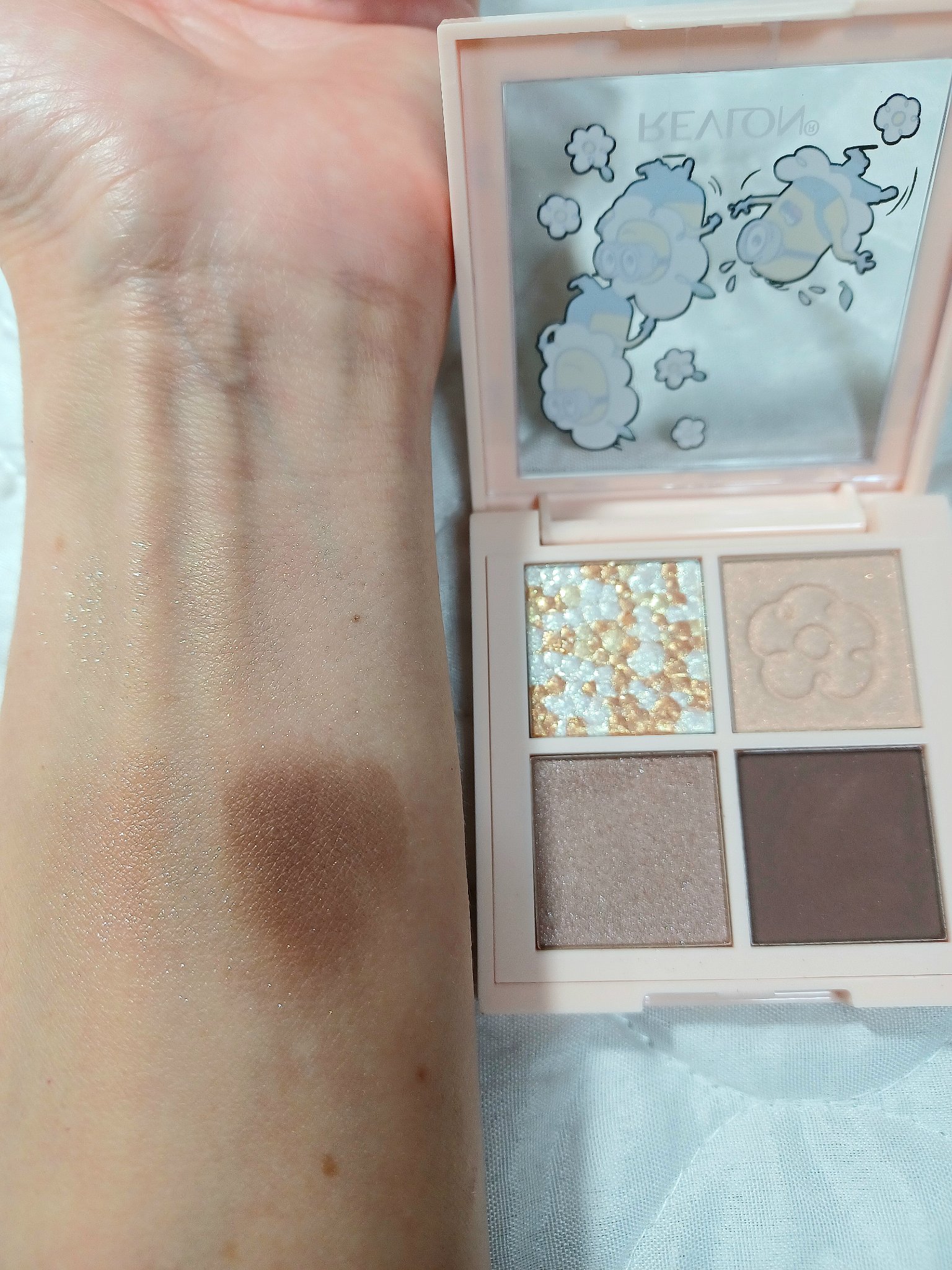 レブロン ダズル アイシャドウ クアッド/REVLON/アイシャドウパレットを使ったクチコミ（3枚目）