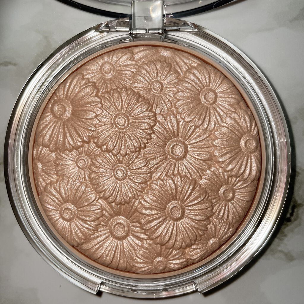 パウダー ポップ フラワー ハイライター/CLINIQUE/パウダーハイライトを使ったクチコミ（2枚目）