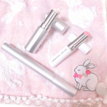 ♡New in

今回はお直しコスメ達のご紹介〜✨

＊RMK スムージングスティック
毛穴を隠す&崩れにくくしてくれる下地。

お直しは油分オフしてこれを小鼻に直塗り→パウダー
パウダーのノリがまるで