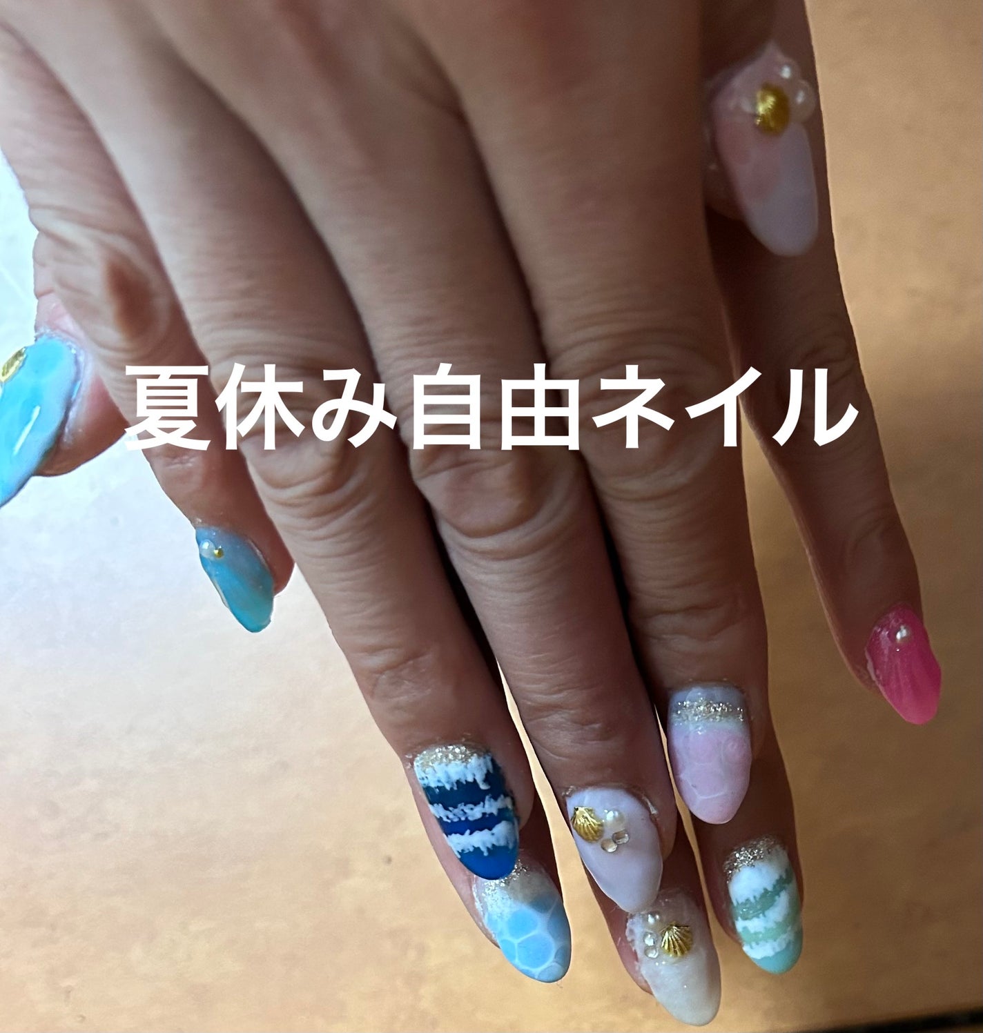 みほっぴ on LIPS 「夏ネイル完成夏休み自由ネイル。#リーフジェルプレミアム#セルフ..」(1枚目)