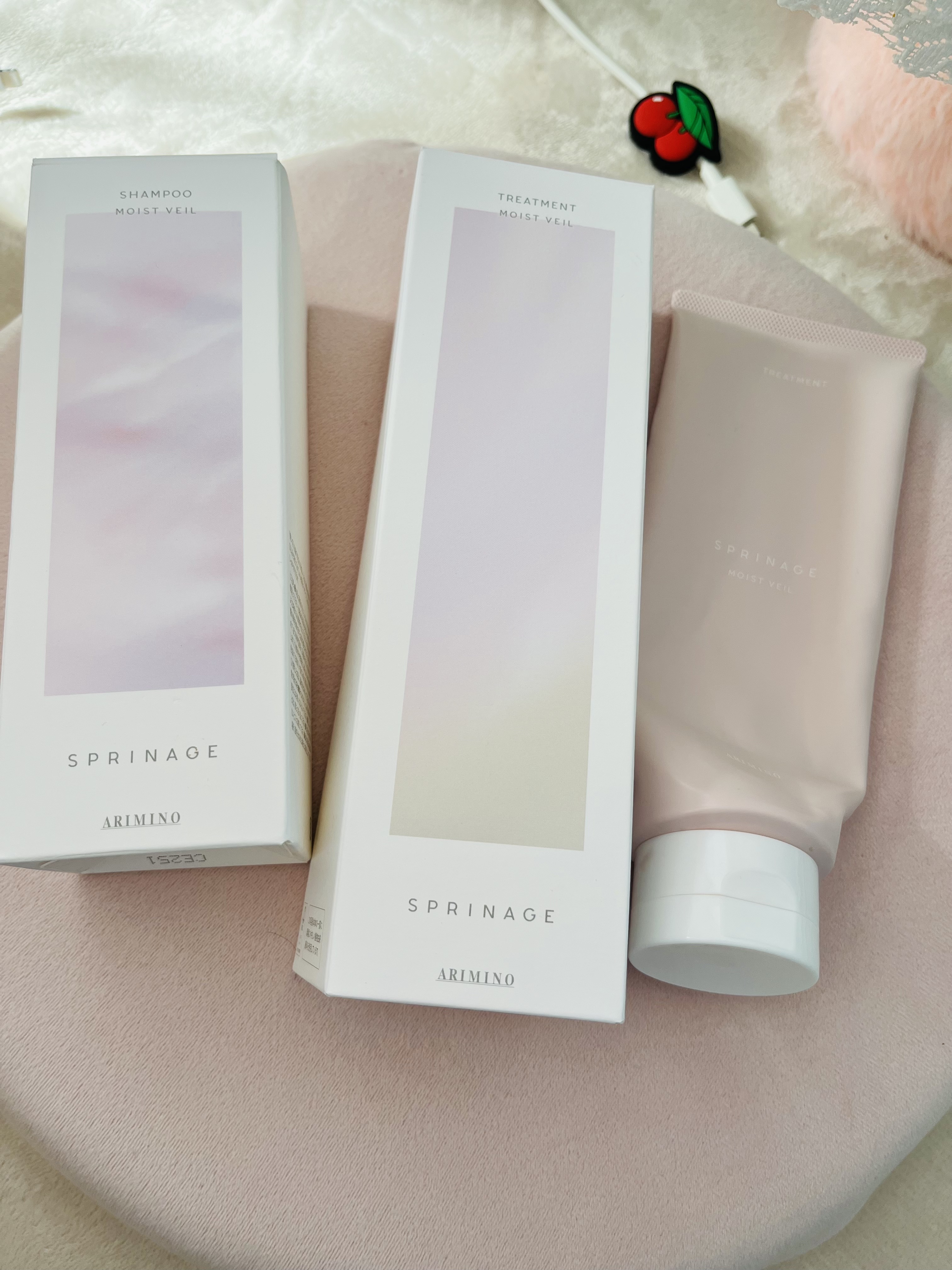 こちらも美容室でおすすめされた
スプリナージュシャンプー
トリートメントです

見た目も可愛いですよね😍
わたし地肌がすごーく弱いのですが
このシャンプートリートメントは大丈夫🙆‍♀️でした🙆‍♀️

香りもジャスミンとピオニーという