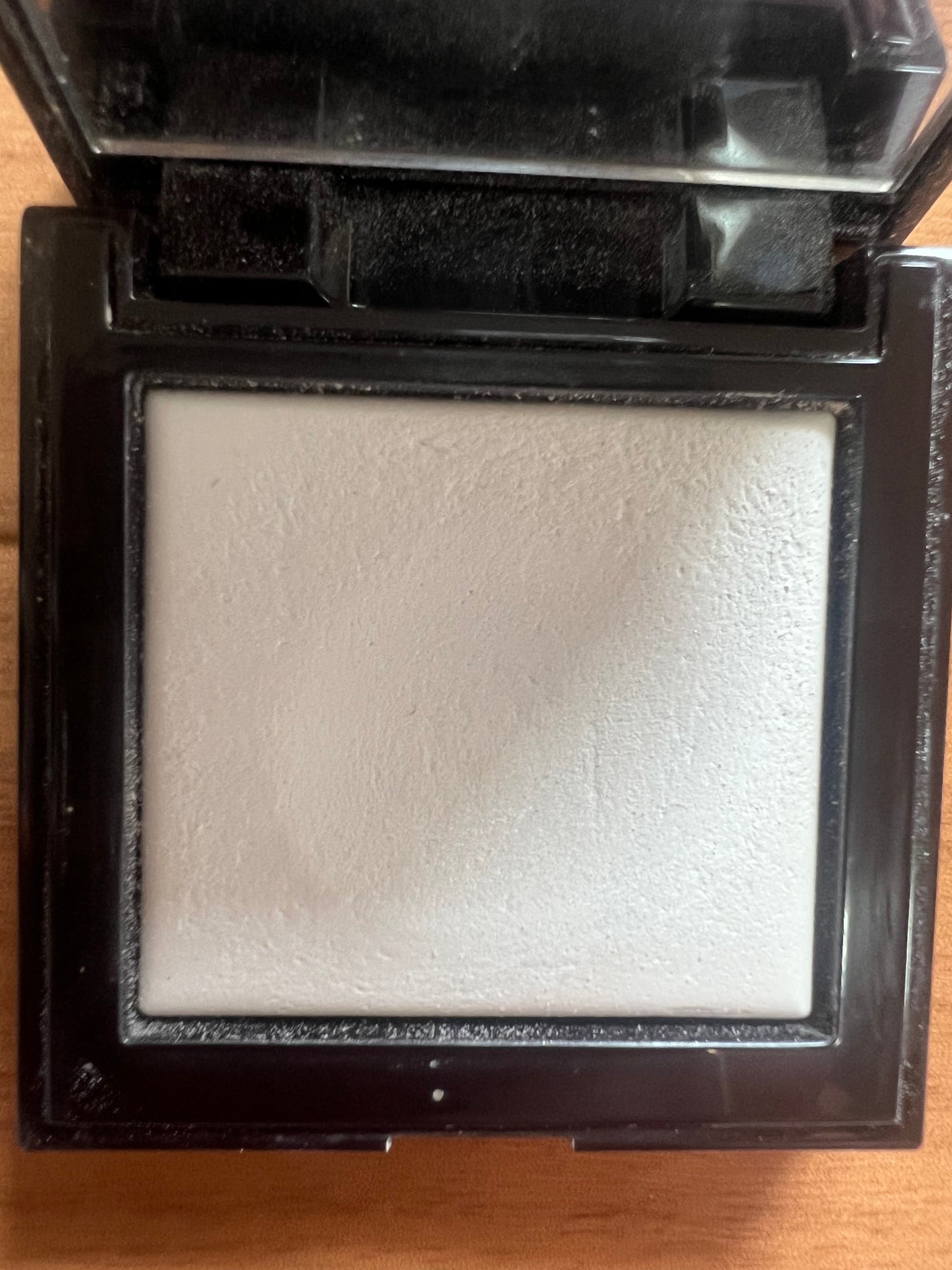 シークレット ブラーリング パウダー フォー アンダー アイズ/ローラ メルシエ/プレストパウダーを使ったクチコミ(2枚目)