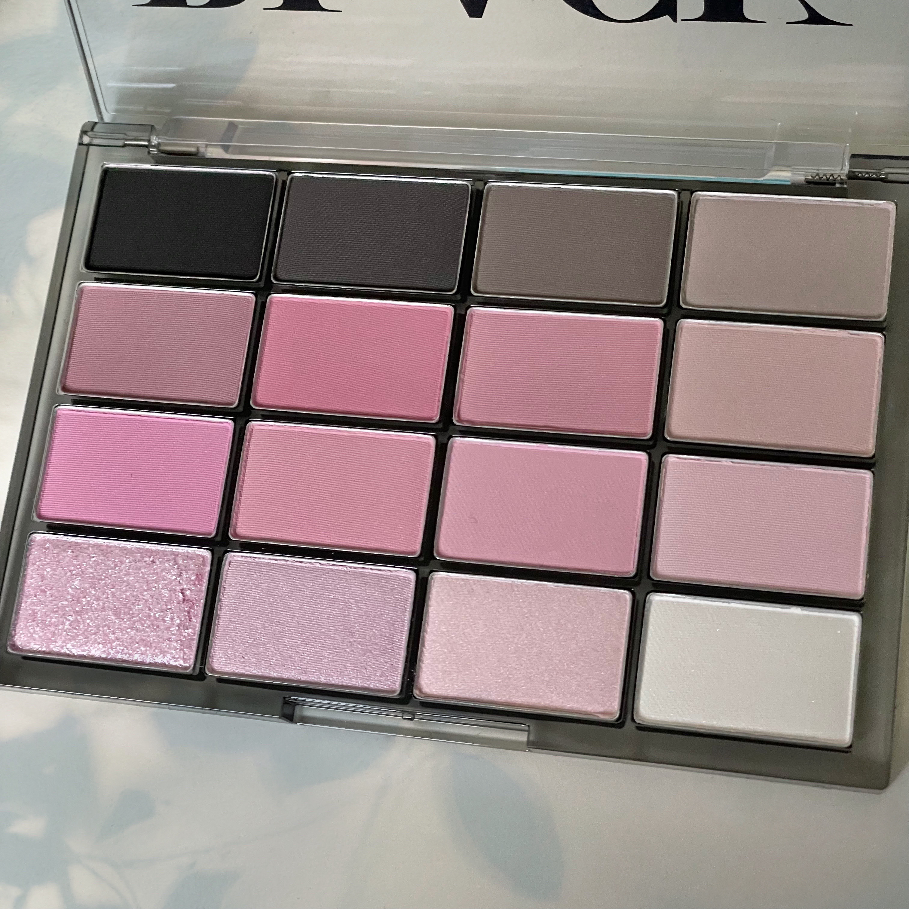 ソフトブラーリングアイパレット 16.ブラックハッシュブラーリング　/wakemake/アイシャドウパレットを使ったクチコミ（2枚目）