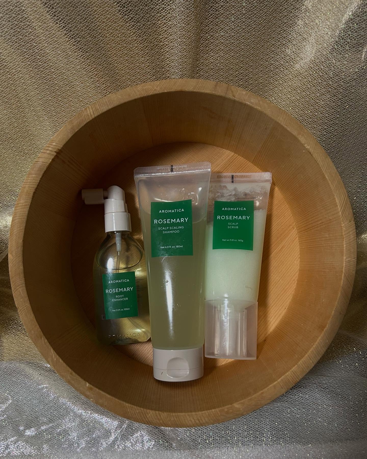 【スカルプ(頭皮)ケア】

AROMATICA(アロマティカ)

「ローズマリーヘアライン3種セット」✨
写真左：ルートエンハンサー 100ml
写真中央：スカルプスケーリングシャンプー 180ml
写真右：スカルプスクラブ 165g

ロ