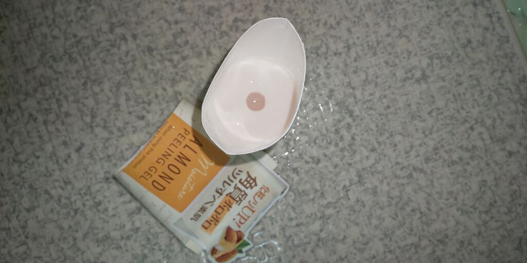 DAISO ピーリングジェルのクチコミ「こちらはDAISOで購入したピーリングジェルのアーモンドの使いきりです。
こちらは前にレビュー.....」（1枚目）