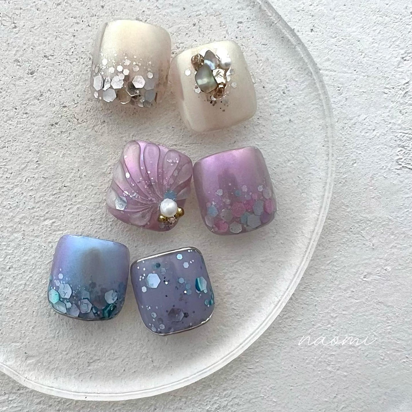 naomi on LIPS 「まだまだ暑い👣ドロップホロにオーロラのグラデやらシェルやら💓..」(1枚目)