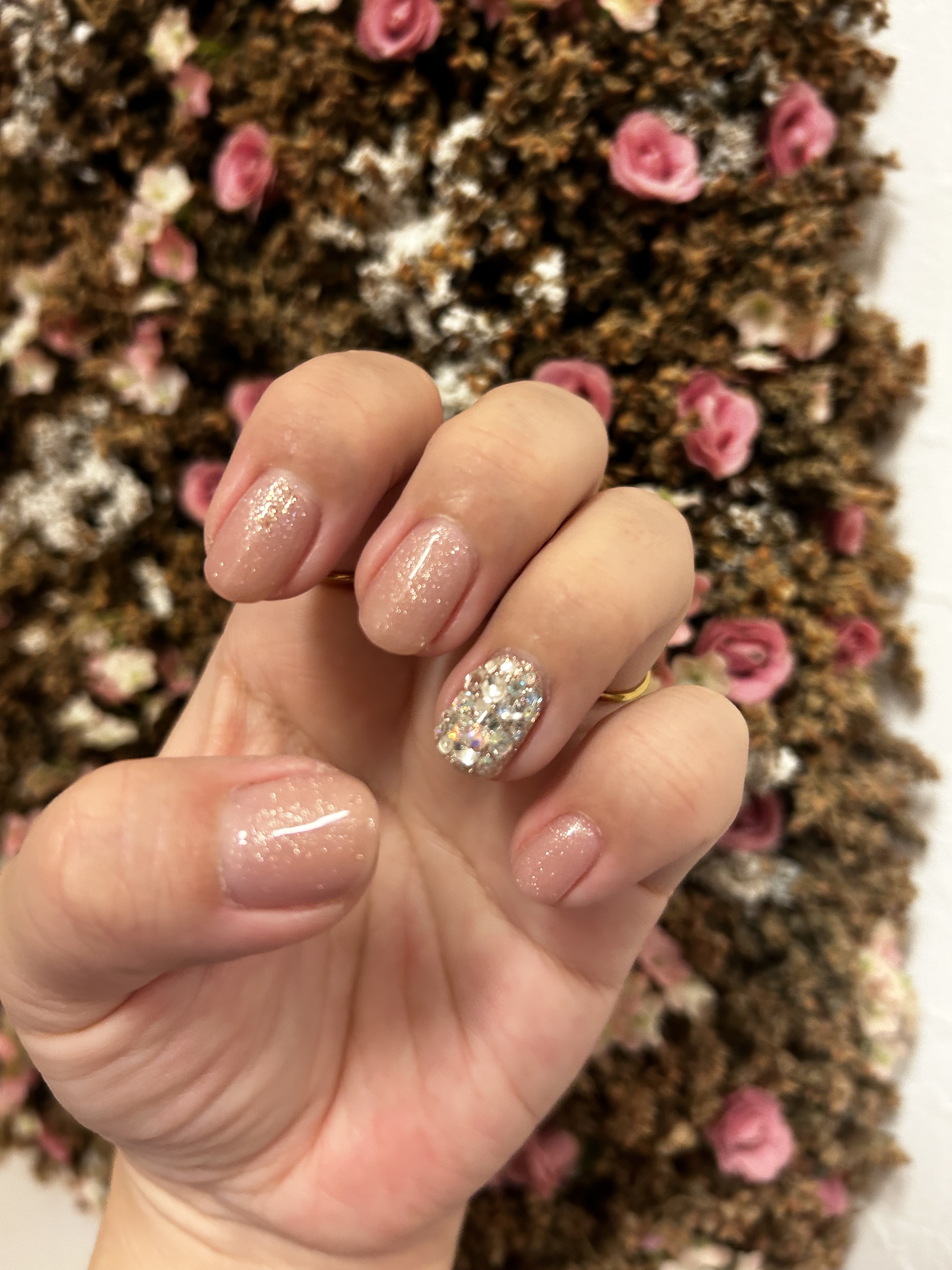 数年ぶりにしたジェルネイル。
マツエクのついでにしたんだけど、
久しぶりにやると
なかなかテンション上がります！
2、3日したら塗り直しとか、
剥がれちゃう心配がなくて、
ストレスフリーです。
定価デザインコースだったから、
シンプルだけど