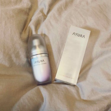#美容液
#AYURA
#アユーラリズムコンセントレート

¥8800
40ml

雑誌とかにドーンと
載ってることが多い美容液

透明にやや白色の
とろんとしたテクスチャー

香りは明らかにはし