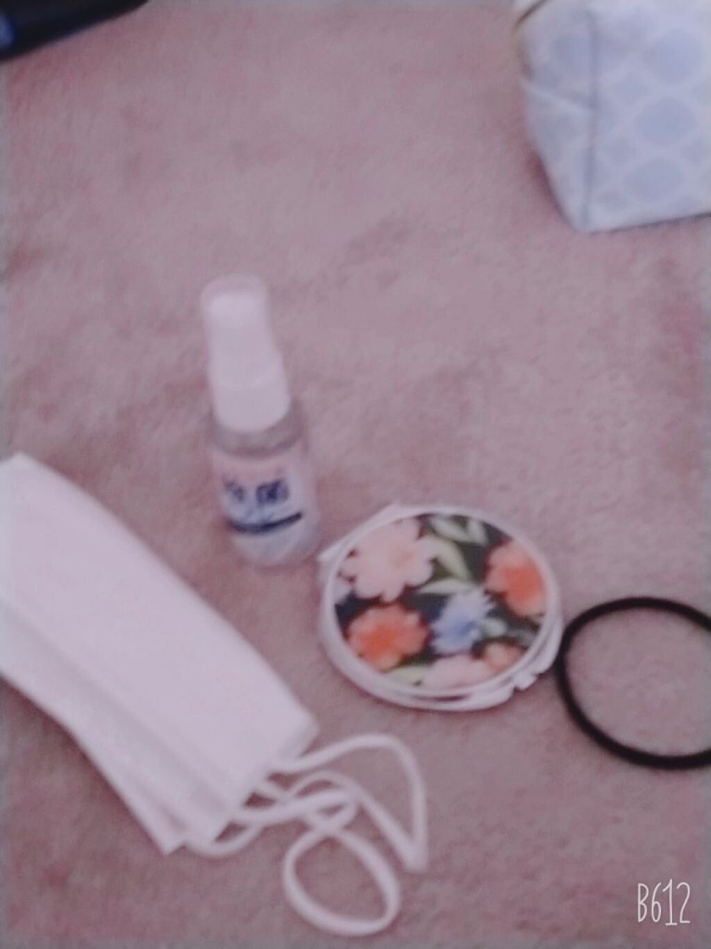 くるみ on LIPS 「こんにちは‼️くるみです突然ですが、皆さんポーチにはいつもなに..」(1枚目)