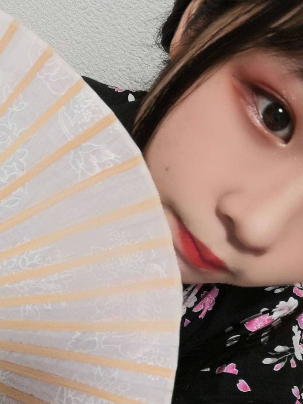 こんにちは!もりもりのもりぴーです!
昔のメイクと今のメイクについて話をしていきたいと思います!
昔{一枚目}の特徴
・濃いメイク
・アイメイクは赤!
・涙袋をあまり書かない
・アイラインは濃く長く
今のメイクの特徴
・涙袋を大きく!
・デ