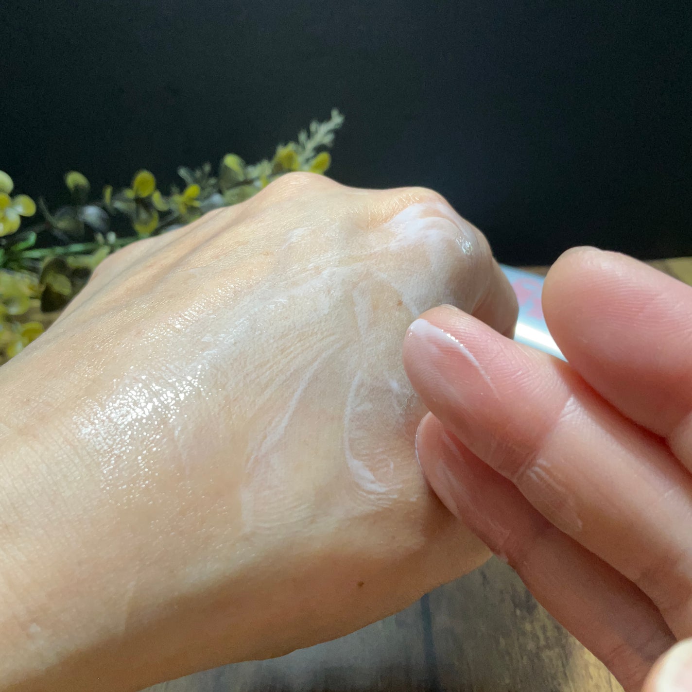 コエンリッチ ザ プレミアム ライトアップ モイストガード ハンドクリーム/コエンリッチQ10/ハンドクリームを使ったクチコミ(4枚目)