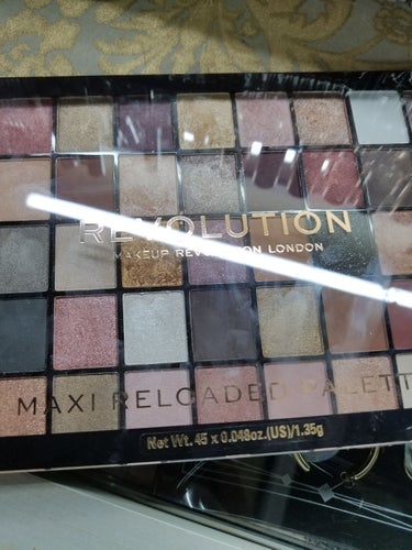 MAKEUP REVOLUTION Revolution Maxi Reloaded Palette のクチコミ「先日購入したメイクアップレボリューションロンドンのスウォッチ💪
45カラーも入ってるからどうし.....」（1枚目）