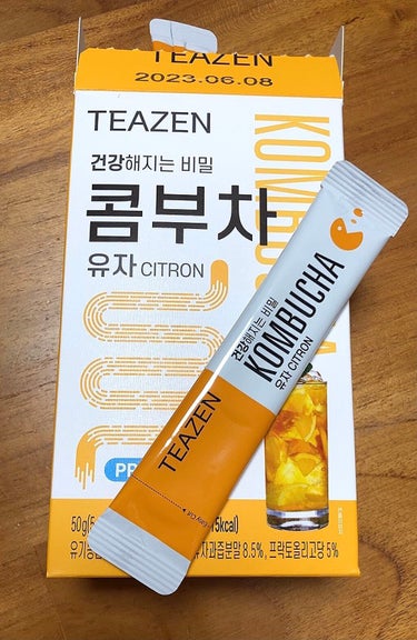 TEAZEN KOMBUCHA 柚子

ARMYなら知らない人いないと思います💜
V LIVEでジョングクが飲んでいて
しばらく品切れが続いていた商品です💦

お茶を発酵させてパウダー状にしたものと
乳