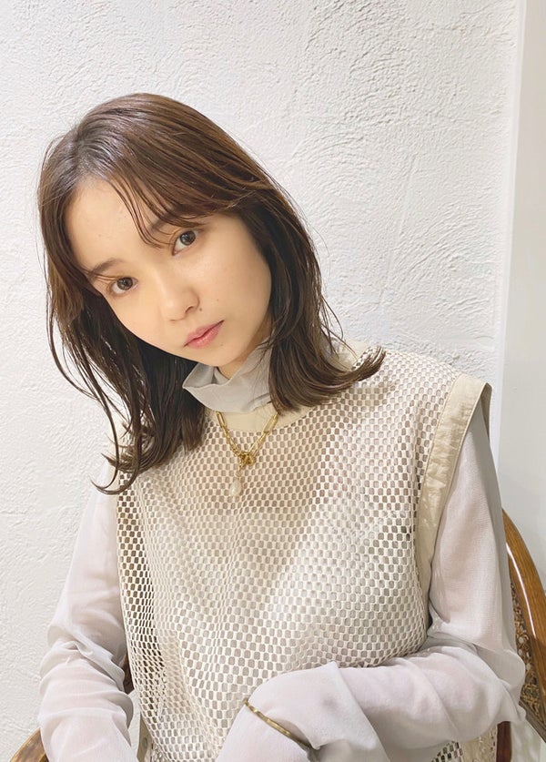 センター分け前髪の女性