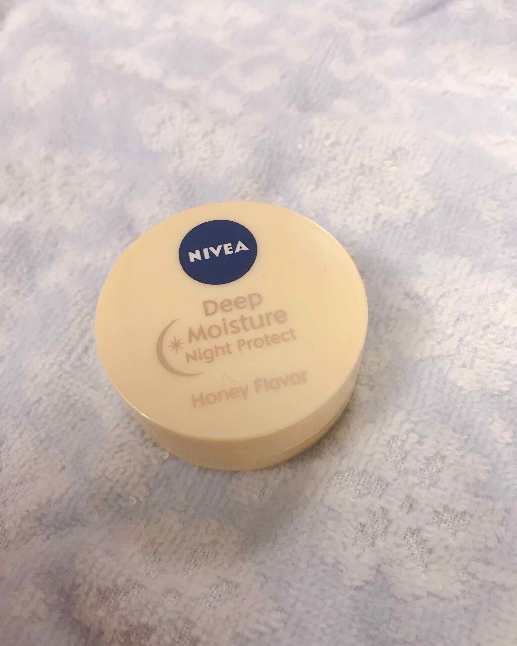 🍯ニベア ディープモイスチャーナイトプロテクト はちみつの香り
愛用してるリップバームです。
夜用らしいけど、リップクリームだと私は保湿力足りないので、メイクの時とか日中にも使ってます。
匂いは甘めだけどいいにおいーって感じで良きです。コ
