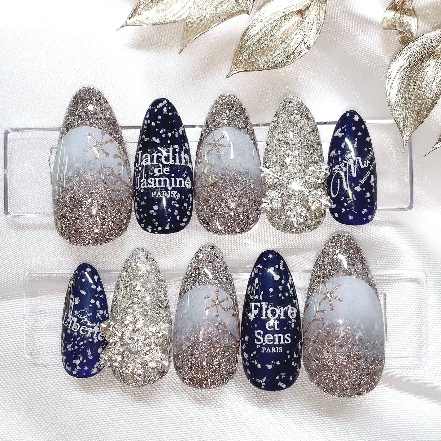 mizuki꙳ネイリスト on LIPS 「雪の結晶ネイル❄️以前投稿したデザインを少しアレンジして10本..」(2枚目)