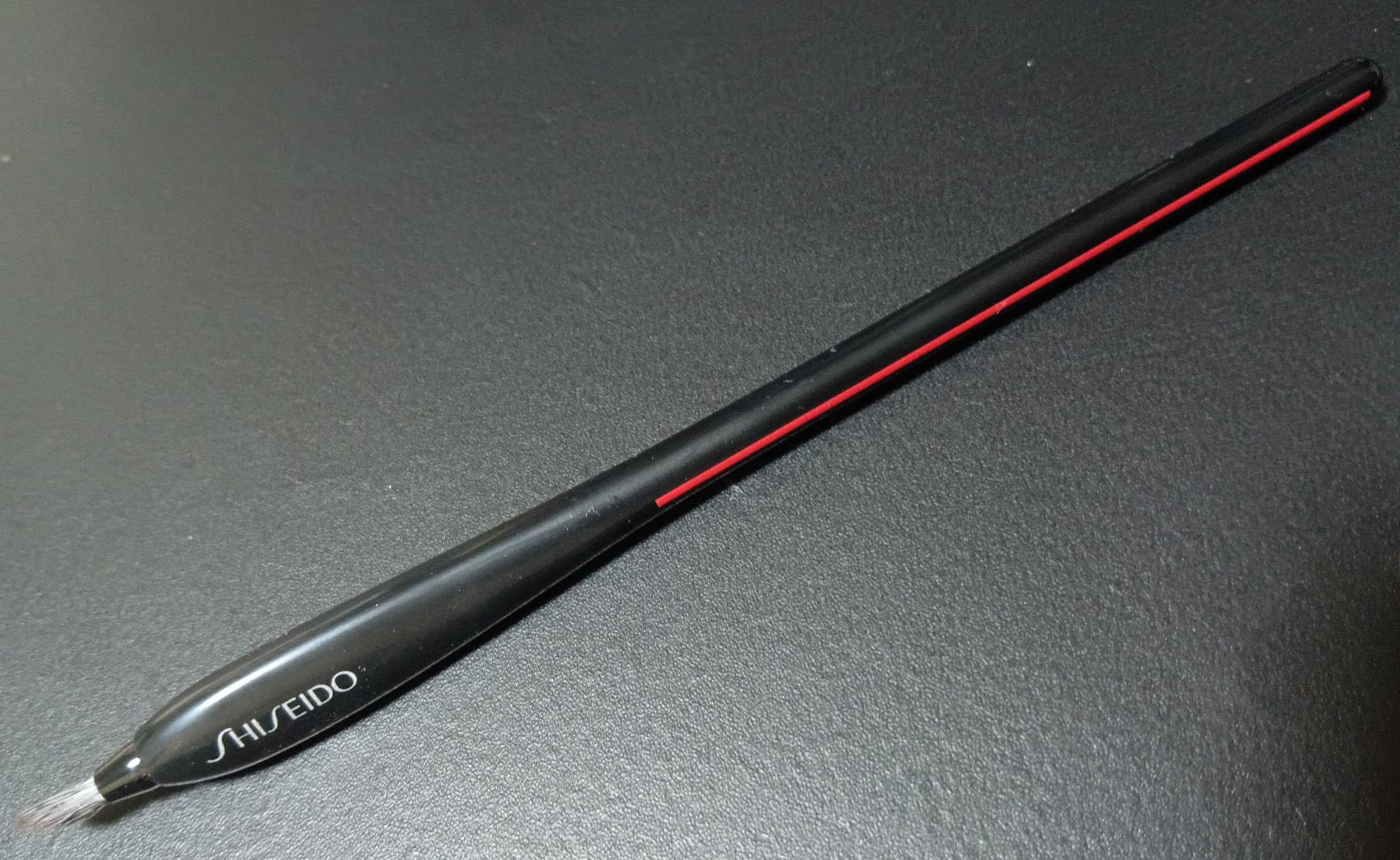 #SHISEIDO　#KATANA FUDE アイ ライニング ブラシ　#カタナフデ　#アイライニングブラシ

アイラインが簡単に綺麗に描けるアイライナーブラシです。
　
YouTubeを見てるとポーチに入ってる率が高いブラシだしオススメし