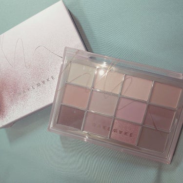 WAKEMAKEのSOFT BLURRING EYE PALETTE 02 カラーブラーリングです🥰
上半期マイベストコスメを決めるならこれは確実に入ります💗

12色のアイシャドウパレットで、
上から