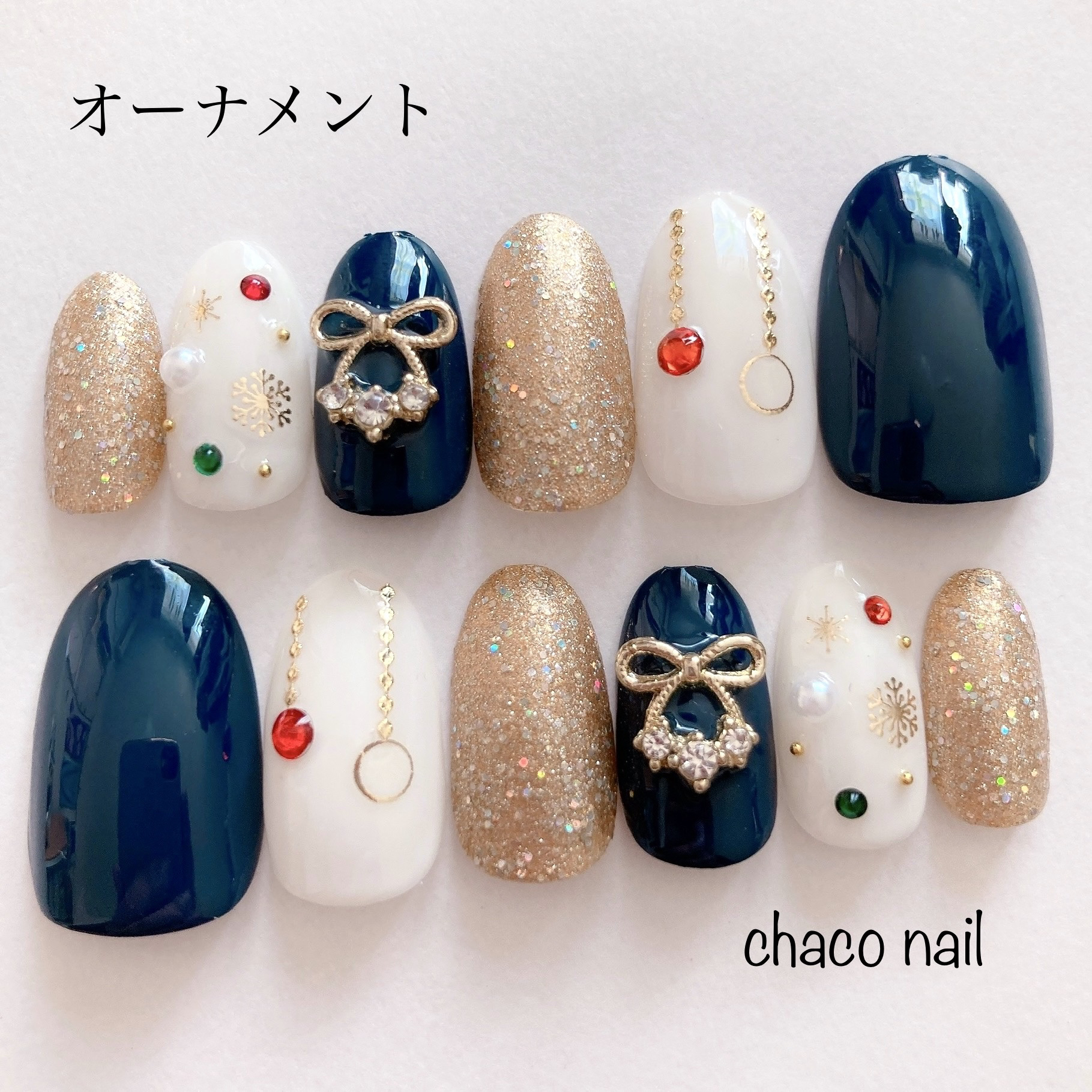 こんばんは！ぴよまるあずきです٩( 'ω' )و

クリスマスイブですね🎄
オーナメントっぽいネイルを
作ってみました😊

ネイビーはキャンドゥの
「TMネイルポリッシュM ネイビーブルー」、
ゴールドはダイソーの
「GENEネイル ゴ