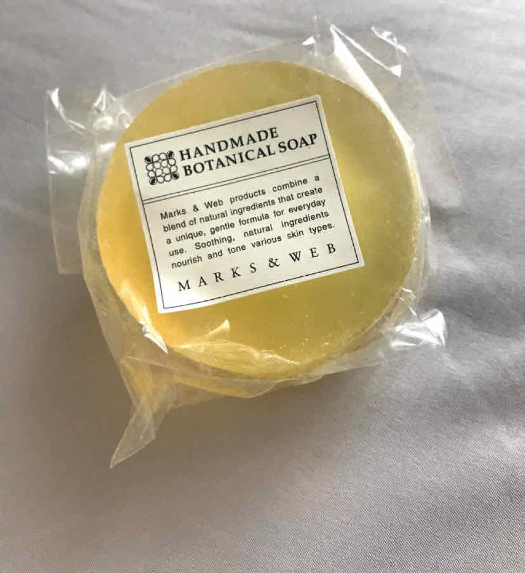 ただの石鹸かとあなどっていたら、ものすごくツルツルになります。香りがとにかくいい感じの柑橘系です。
友人からもらったマークスアンドウェブの石鹸をレビュー。

柑橘系の香りがして気分が使ってるだけで上がります。何より泡立ちが手だけで割といいし