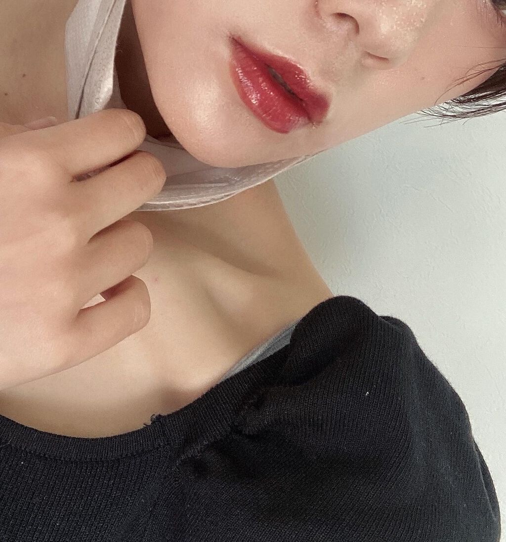 KATEのリップモンスターの新色で1番気になっていた
12 誓いのルビーを発見したので購入。
公式の写真から思ったよりも暗めのパープル感強めのリップに感じました。
これはこれで可愛い。
とにかくする〜っと塗れるのにコップにつきにくく、落ちに