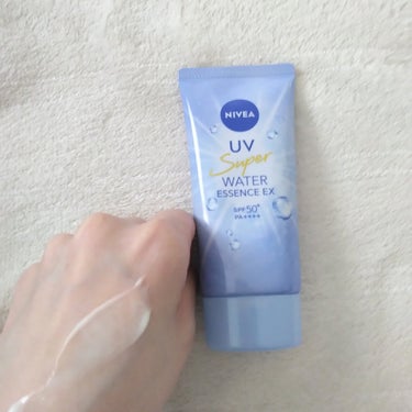 【使った商品】
ニベア
UV ウォーターエッセンスEX

【使用感】
めっちゃのびが良くてみずみずしい✨
べたつきもナシ🙆
軽い付け心地がいい✨

【良いところ】
ニベアの日焼け止め、めちゃくちゃ好きなんです😋
毎年色々使ってるのですが、今年の一本目はこれ🥰
ニベアのウォーター系はべたつかないのにUVカット率がとっても高い😋

【イマイチなところ】
ない😆

【商品の特徴】引用してます👇
みずみずしいエッセンスで強烈紫外線をカット

日やけ・乾燥予防ＵＶ
顔の細かいパーツにもフィットし、ムラなくなじむエッセンス
SPF 50+
PA++++
UV耐水性 ★ ★
強烈紫外線から素肌をしっかりまもる
■主にシミの原因となるUV-Bも、ハリ・弾力低下の原因となるUV-Aもしっかり防ぎます。
■汗・水に強く落ちにくい。汗・水に触れても強烈紫外線をカットします。
■海・プール・スポーツ・レジャー・強い日差しの外出時にもおすすめです。

肌にうるおいを与えて透明感あふれる素肌へ

#ニベア#ニベアUV ウォーターエッセンスEX
 #春の紫外線対策 の画像 その1