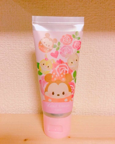 No68
こんにちは😃


🌸ウフフィ ハンドクリーム ローズの香り

ディズニーストアで購入🌼🌼🌼

300円で買いました💟💟💟



これ手に出した瞬間ローズの香りがすごくしてきます🎶🎶

星4なの