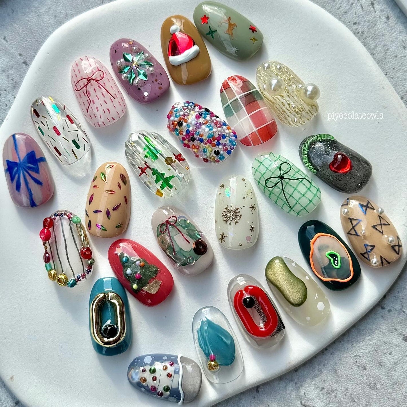 ぴよこれいと あうるす on LIPS 「画面いっぱいのクリスマスネイルチップ🧑🎄🎄@seinen.b..」(6枚目)